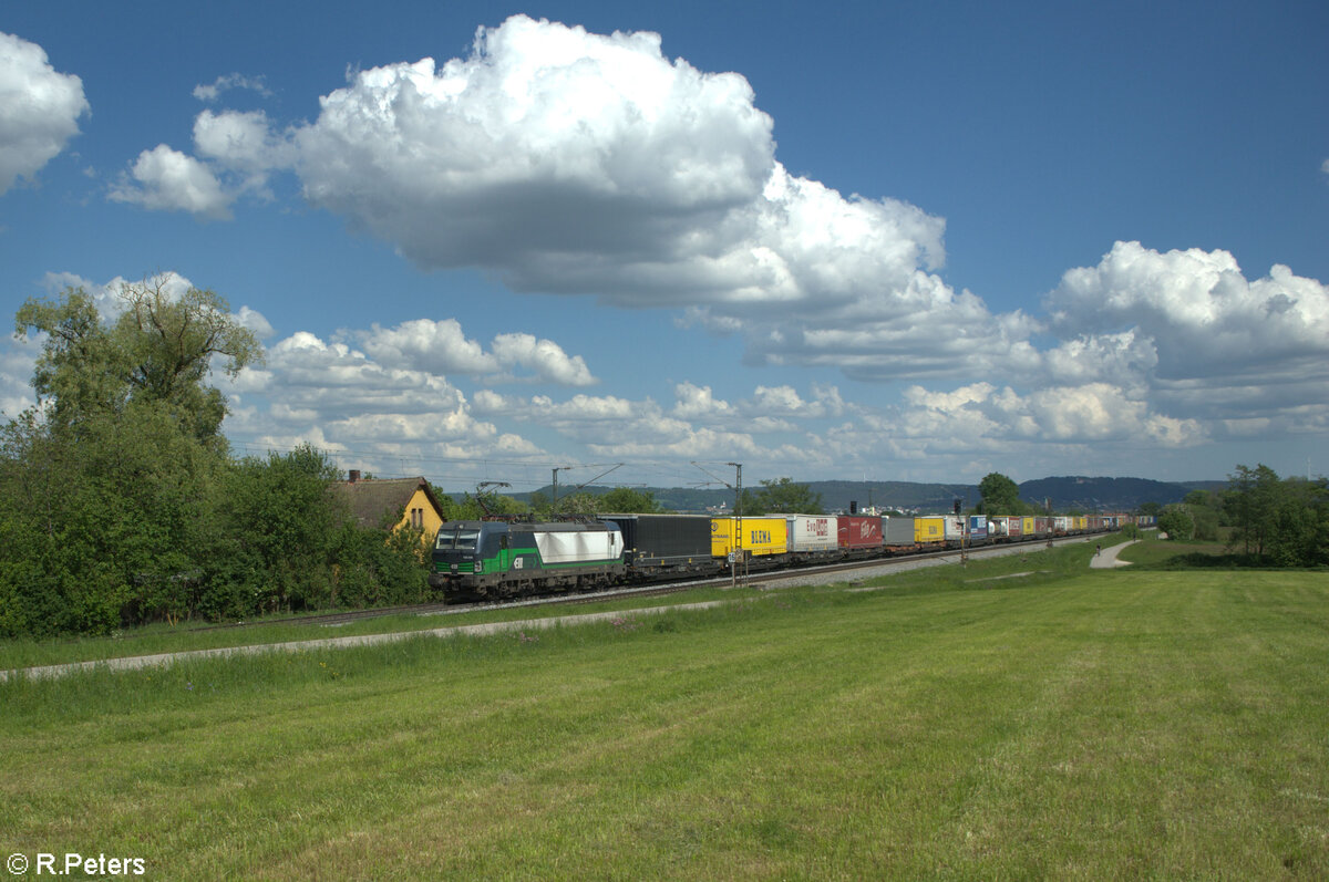 193 206-0 zieht mit einem Wechselpritschenzug bei Pölling in Richtung Nürnberg. 14.05.24