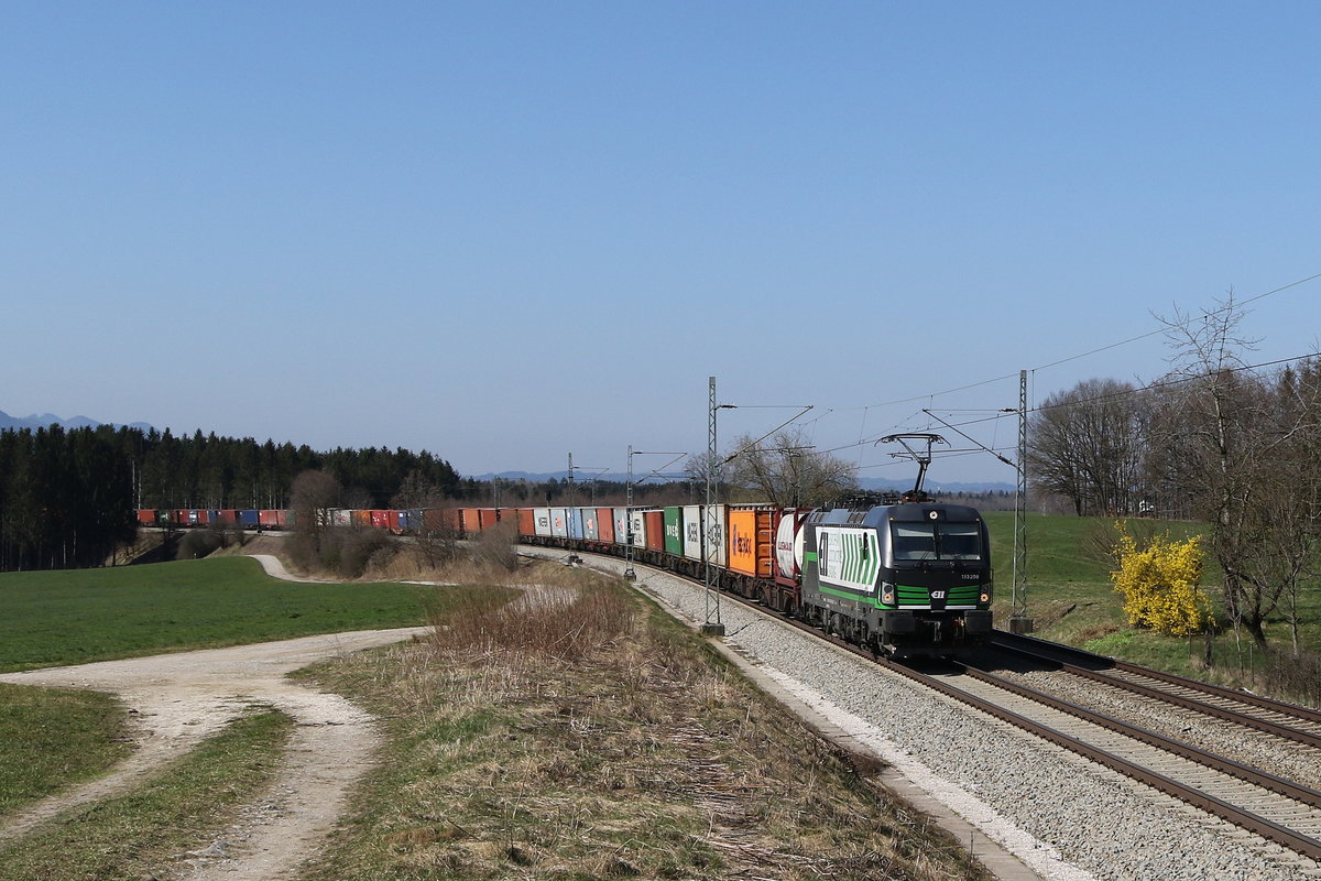 193 208 mit einem Containerzug aus Mnchen kommend am 19. Mrz 2020 bei Grabensttt.