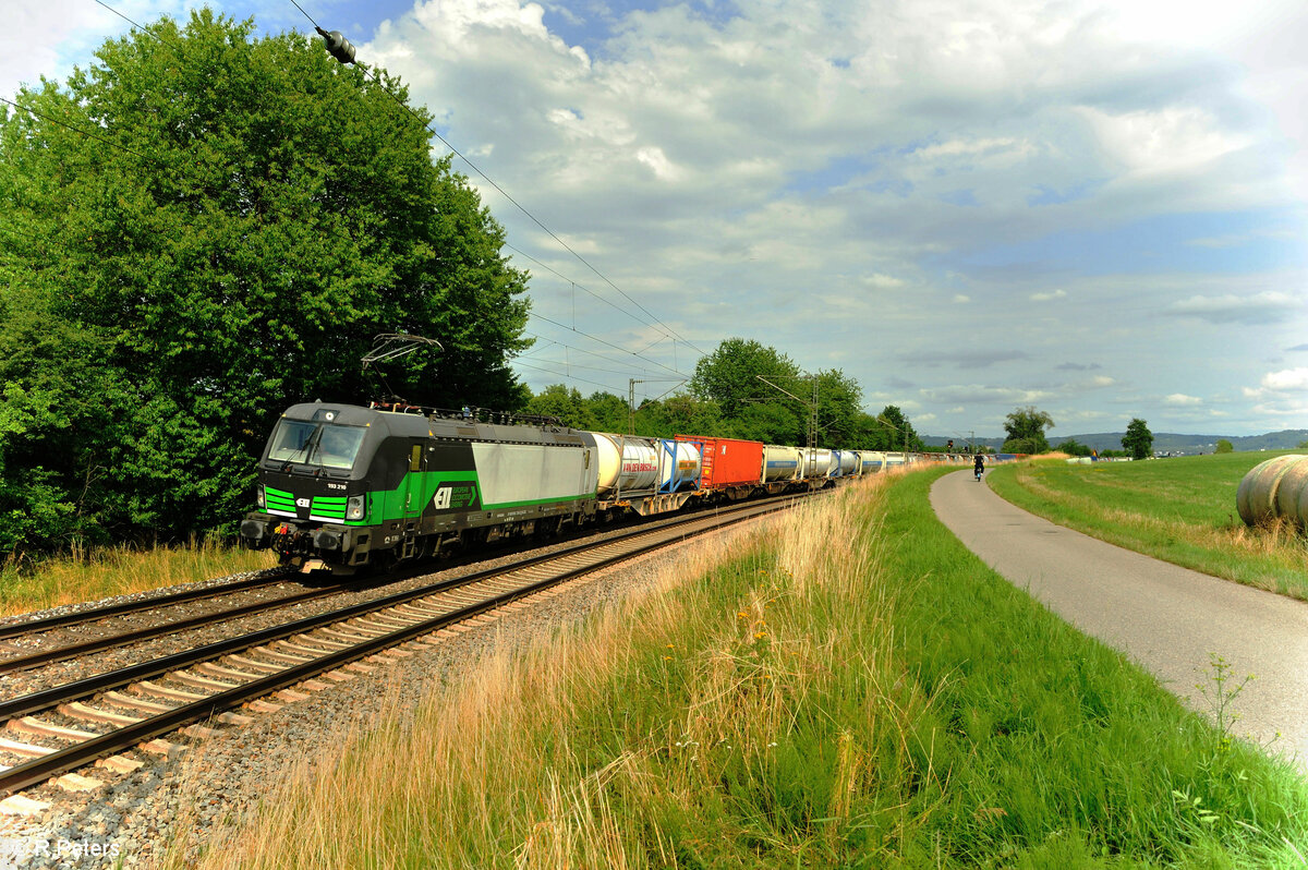 193 210 mit einem Containerzug bei Pölling in Richtung Nürnberg. 16.07.23