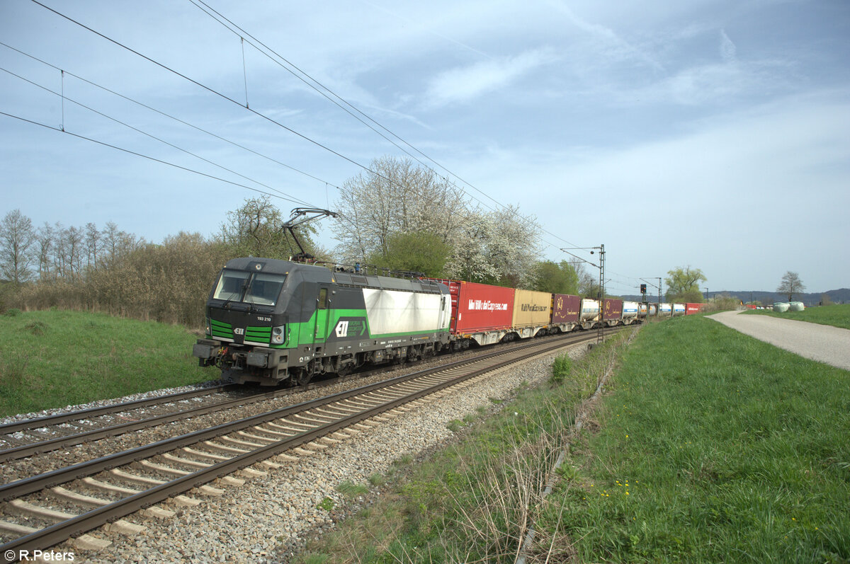 193 210 mit einem Containerzug bei Pölling. 07.04.24