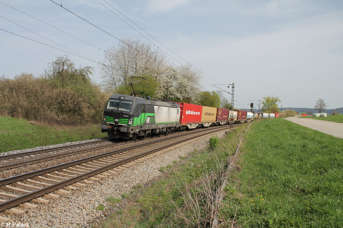 193 210 mit einem Containerzug bei Pölling. 07.04.24