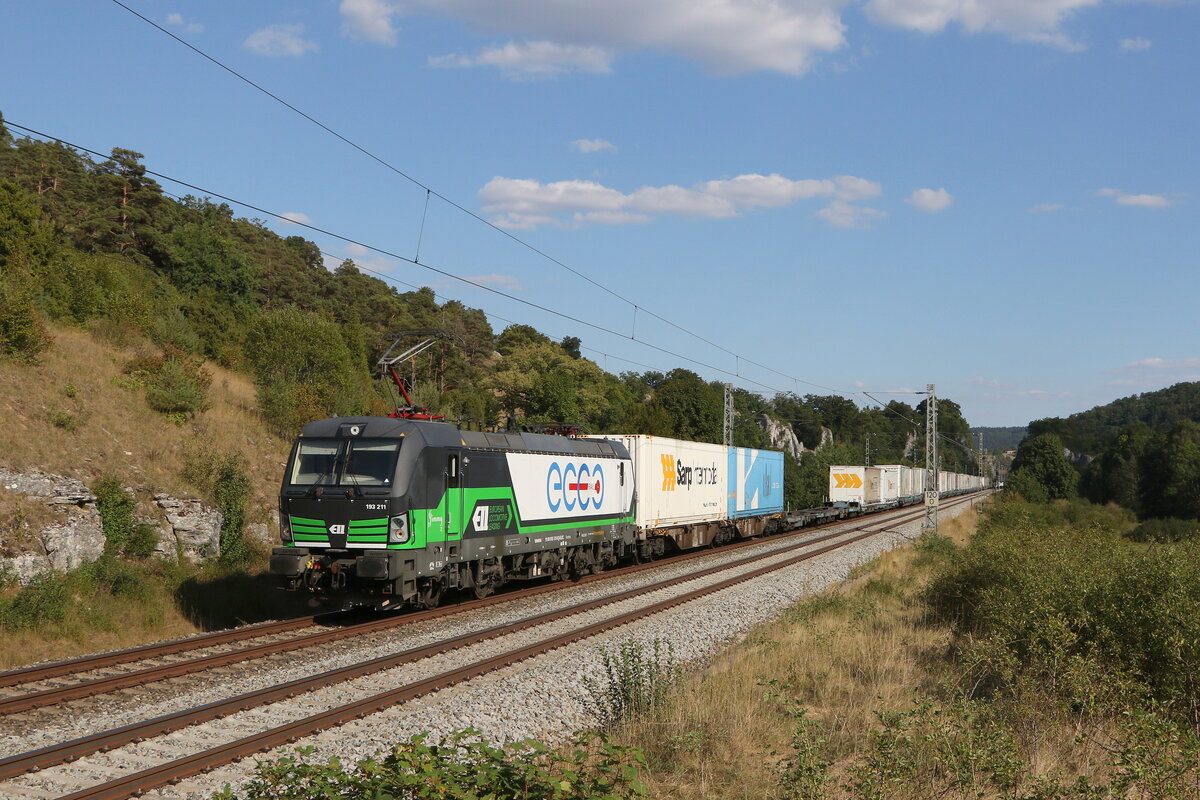 193 211 von ECCO-Rail  mit einem  KLV  am 9. August 2022 bei Hagenacker.