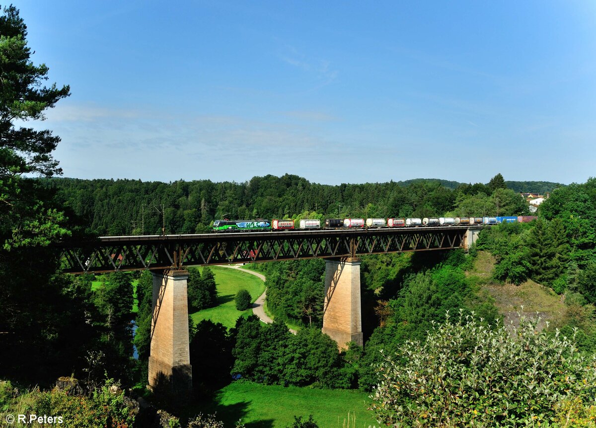 193 213  green Deal  überquert das Viadukt bei Beratzhausen mit einem KLV-Zug. 21.08.21