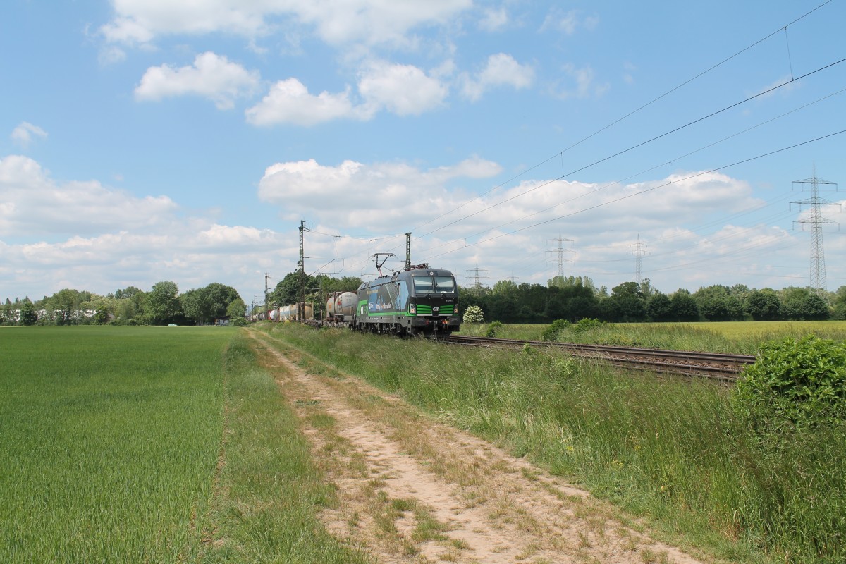 193 213  Wir bringen sie auf Schiene - Von Wien überall hin  zieht ein KLV bei der Stromkreistrennstelle ebei Bischofsheim. 20.05.15