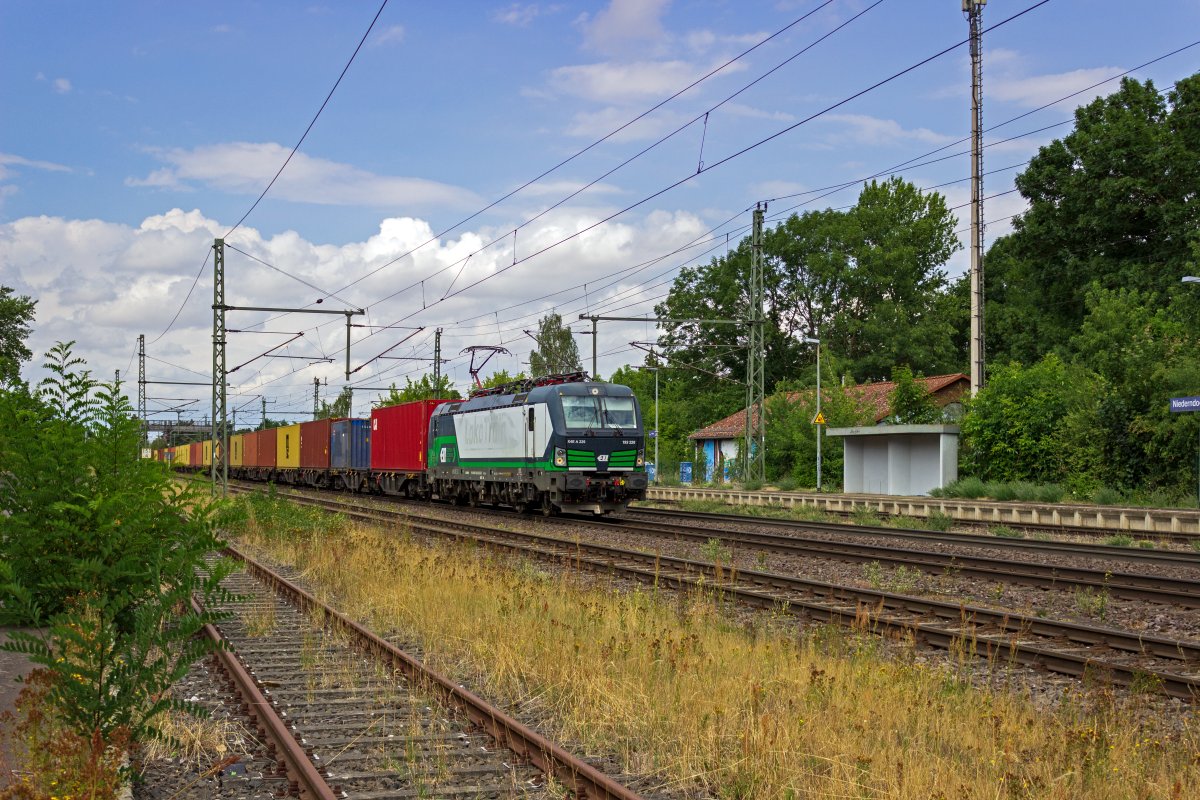 193 220 von ell ist vermutlich f�r METRANS im Einsatz und bef�rderte am 21.07.22 einen Containerzug ostw�rts durch Niderndodeleben.