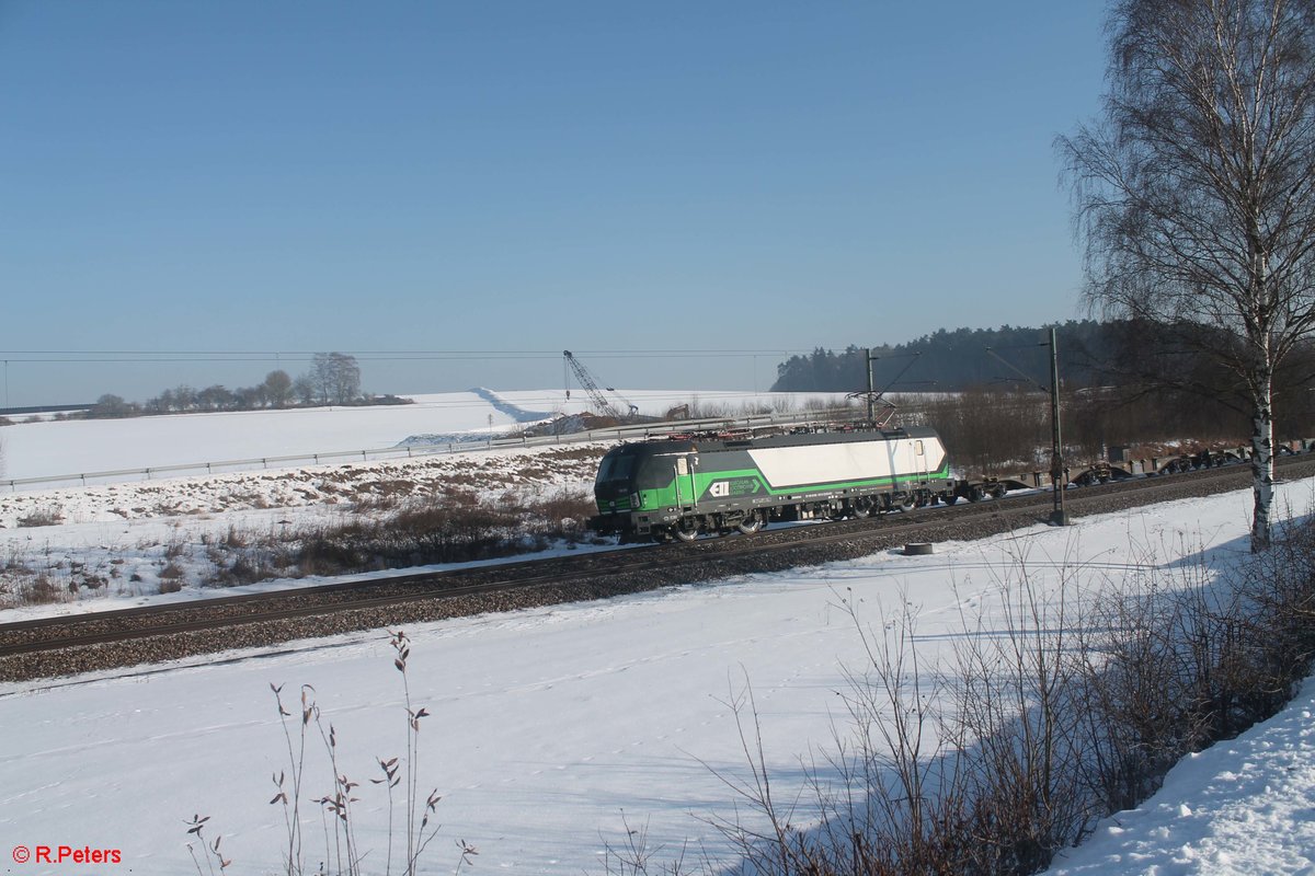 193 220 zieht ein leeren Containerzug bei Sinsgrün. 21.01.17