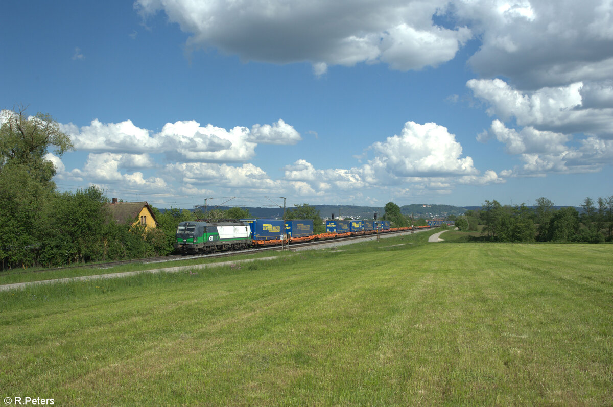 193 220 zieht mit einem LKW-Walter bei Pölling vorbei. 14.05.24