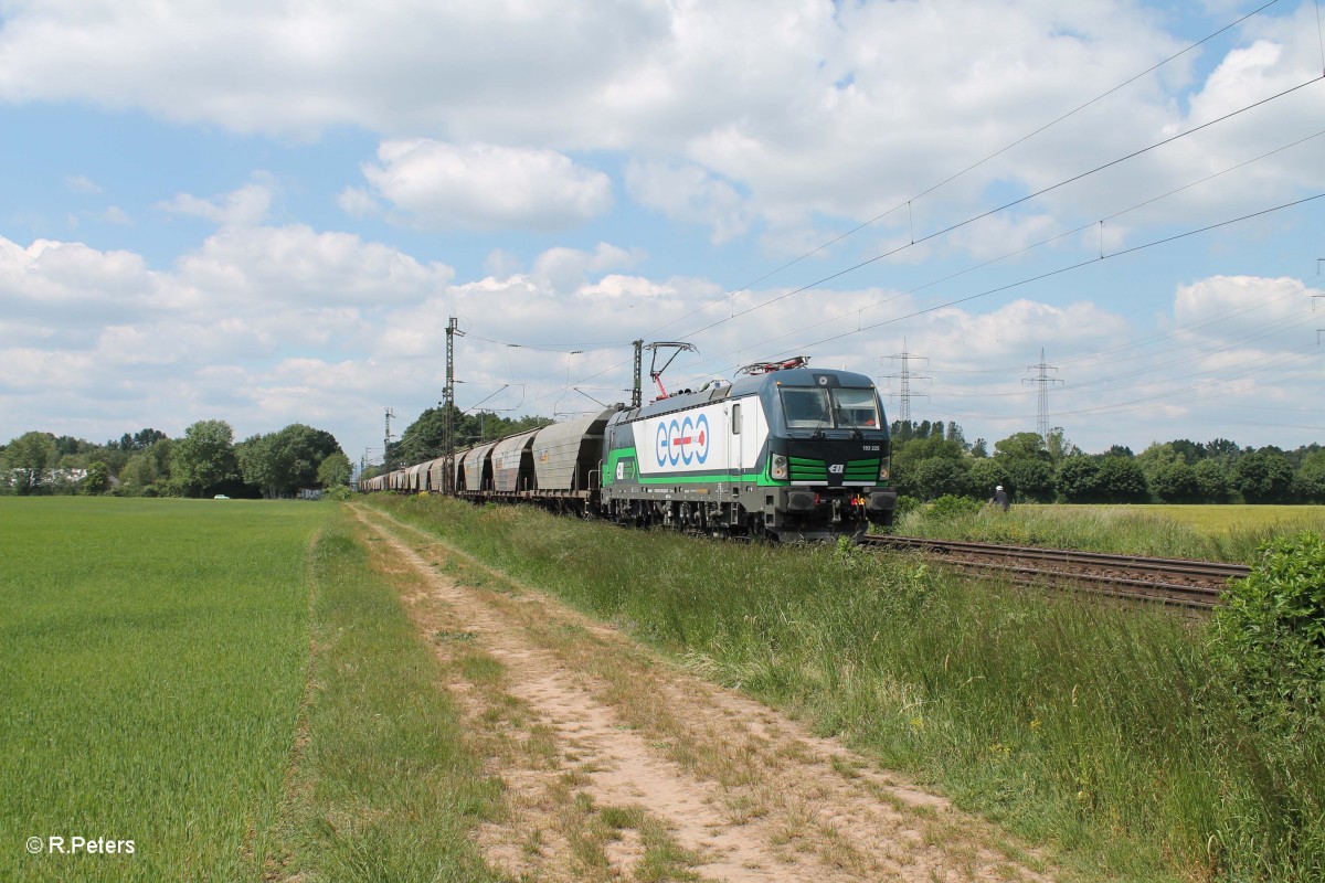 193 225 mit einem Getreidezug bei der Stromkreistrennstelle Bischofsheim. 20.05.15