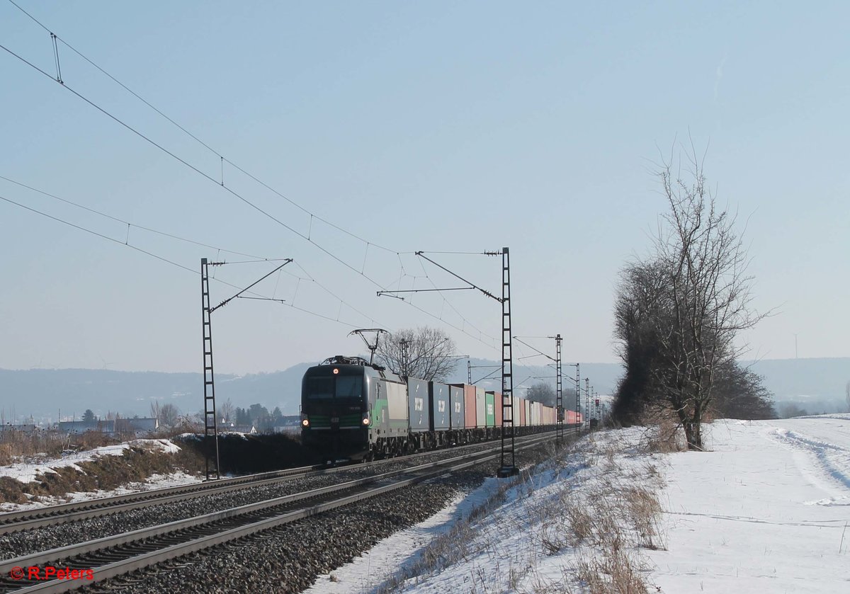 193 233 zieht bei Pölling ein Containerzug. 26.01.17