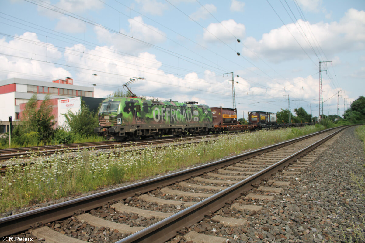 193 234  Grüner Offroad  zieht mit einem KLV Zug durch Nürnberg Hohe Marter. 24.07.24