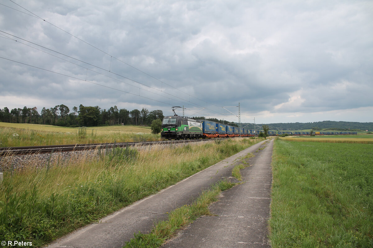 193 235 zieht mit einem LKW-Walter Zug bei Oberdachstetten in Richtung Würzburg. 02.07.24