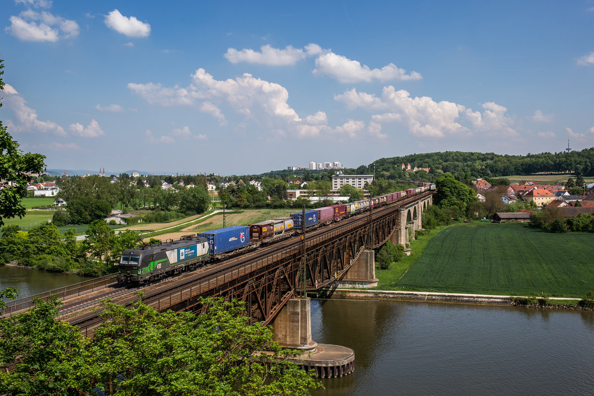 193 236 mit einem Containerzug am 19. Mai 2017 auf der  Mariaorter Brcke  bei Regensburg.