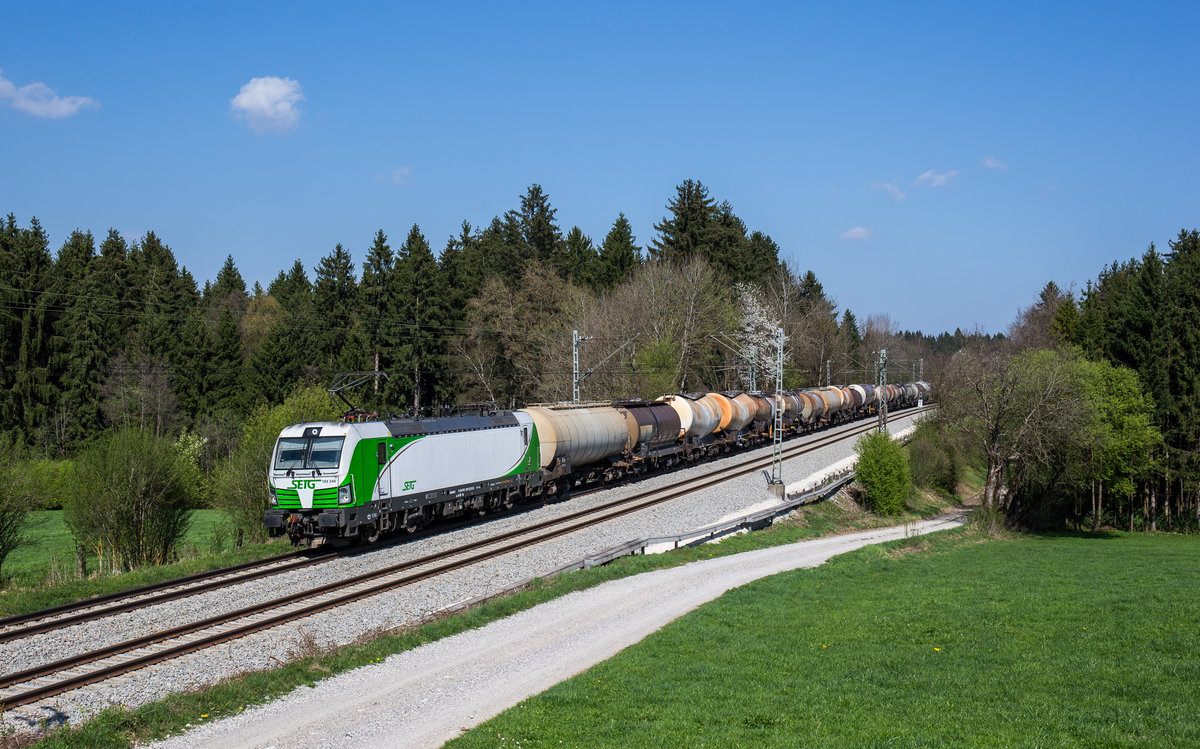 193 240 mit einem Kesselwagenzug am 9. April 2017 bei Grabensttt.