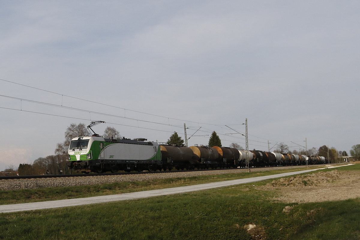 193 240 war am 2. April 2017 bei bersee mit einem Kesselwagenzug in Richtung Mnchen unterwegs.