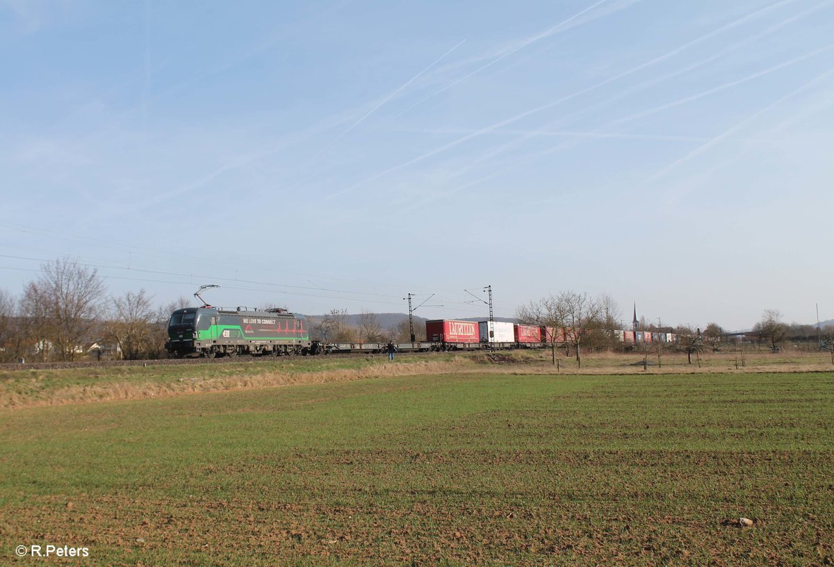 193 252 zieht ein Wechselpritschenzug bei Thüngersheim. 16.03.17