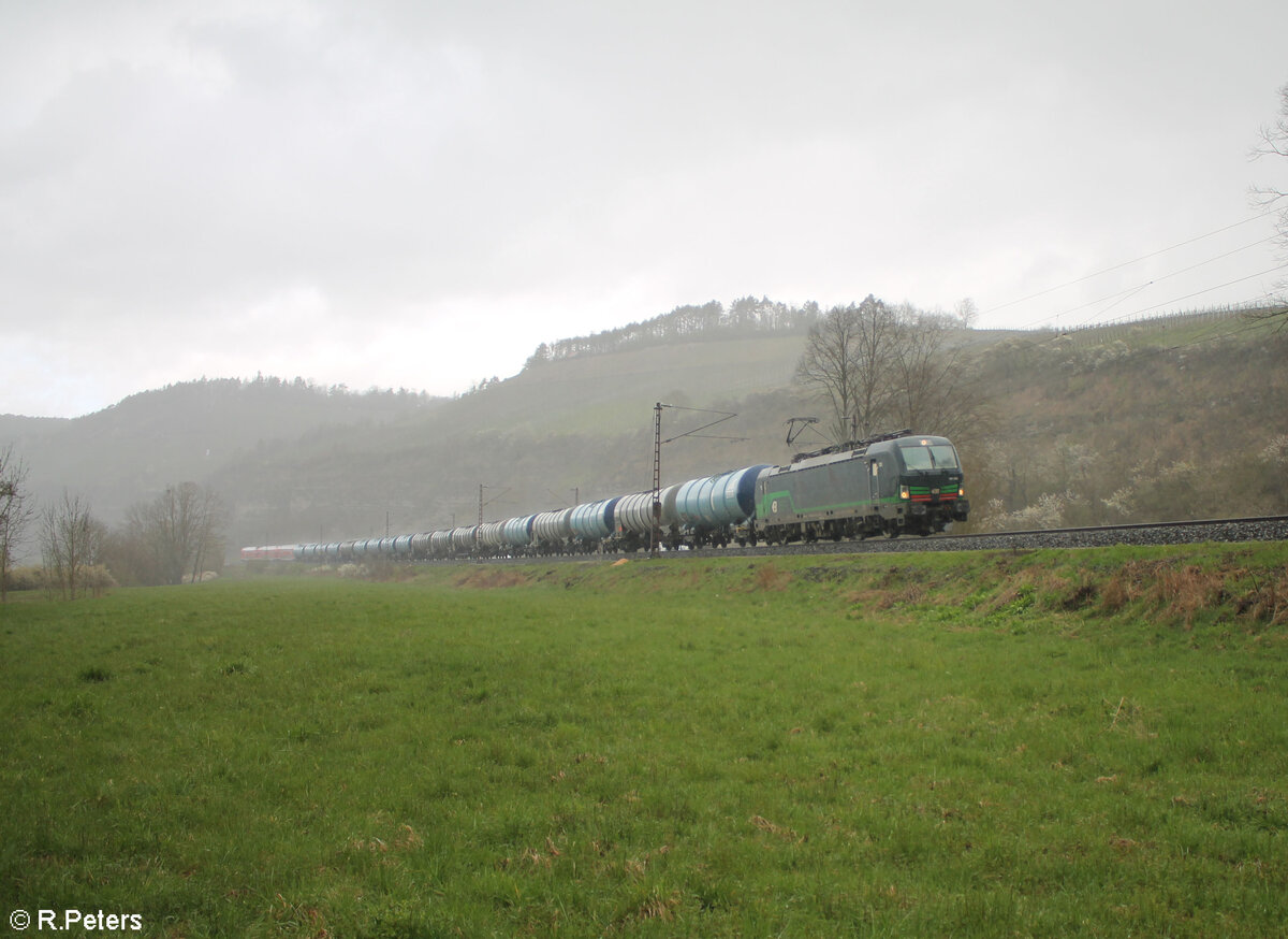 193 258-1 im strömenden Rege bei Himmelstadt mit einem Kesselzug gen Süden. 28.03.24