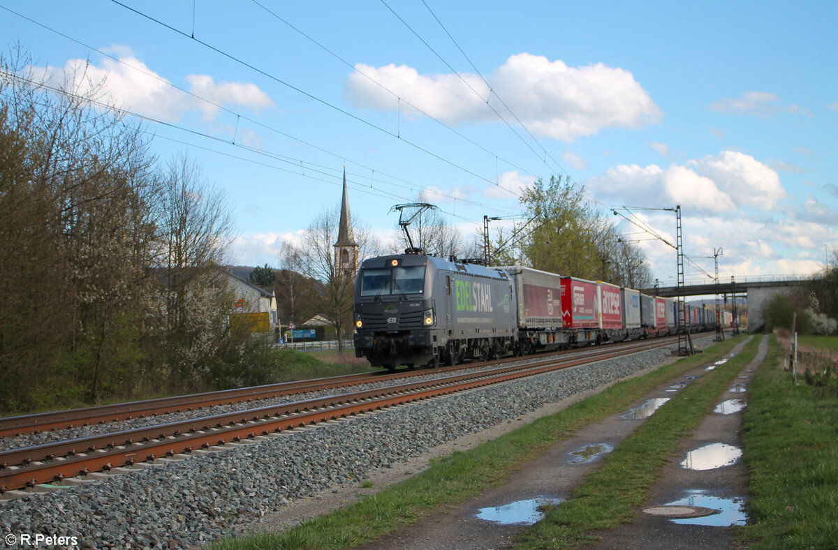 193 267-2  EDELSTAHL  zieht bei Thüngersheim einen Wechselpritschenzug gen Norden.28.03.24