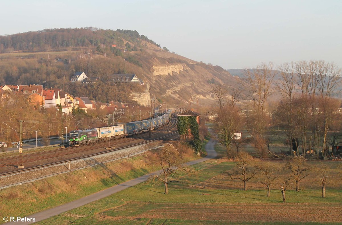 193 277-1 zieht mit einem LKW-Walter durch Retzbach-Zellingen. 16.03.17