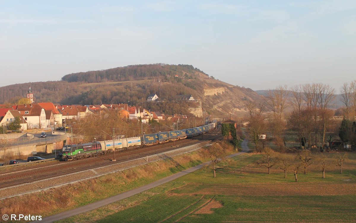 193 277-1 zieht mit einem LKW-Walter durch Retzbach-Zellingen. 16.03.17