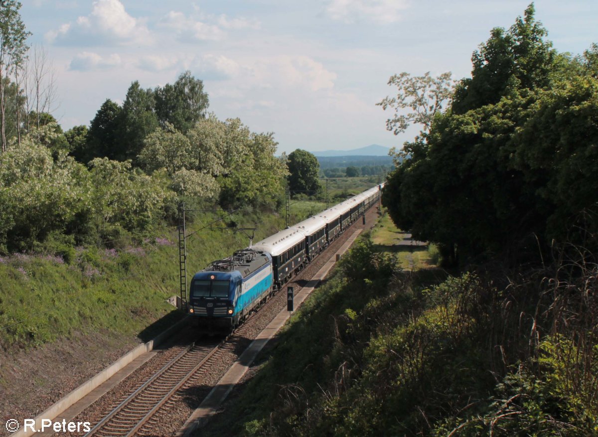 193 289 hatte die Ehre den VSOE von Prag nach Paris, von Prag bis nach Cheb/Eger zu befördern wo ihn dann 232 571 übernahm. Hier in der Nähe von Plana Richtung Marienbad unterwegs mit 17 Wagen. 26.05.18