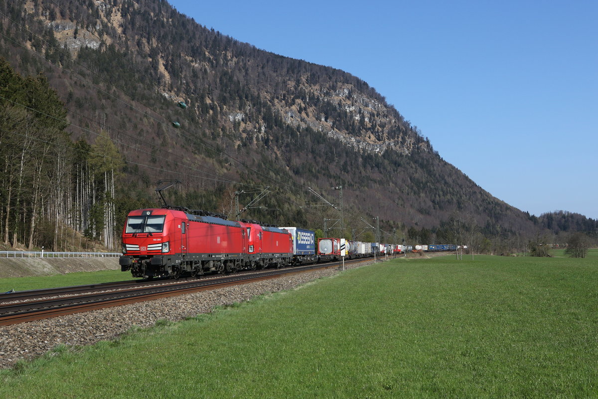 193 304 & 193 354 waren am 21. April 2021 mit einem  KLV  bei Niederaudorf im Inntal in Richtung Kufstein unterwegs.