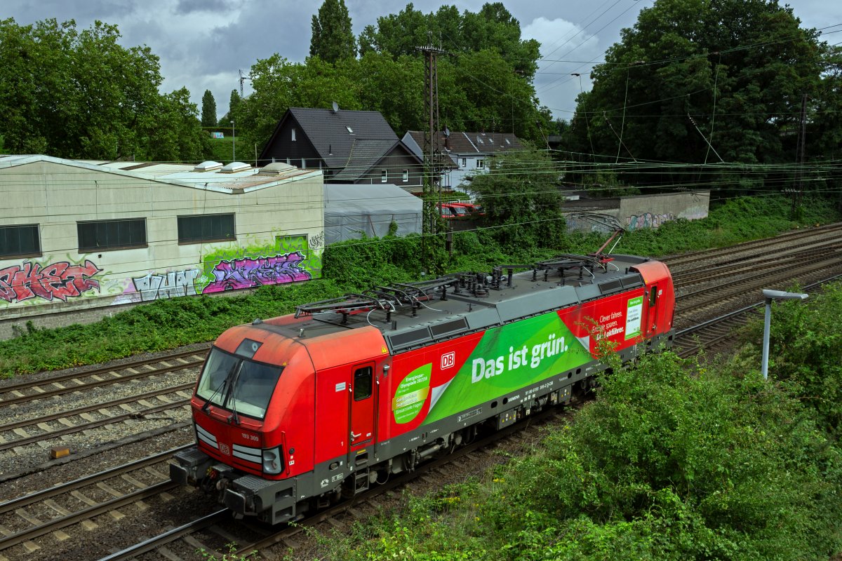 193 309 wirbt gleichzeitig fr die gute Umweltbilanz des Schienenverkehrs und fr den Beruf des Triebfahrzeugfhrers. Am 28.07.23 fhrt die Lok in Oberhausen-Osterfeld ein, wo sie einen Gterzug bespannen wird.