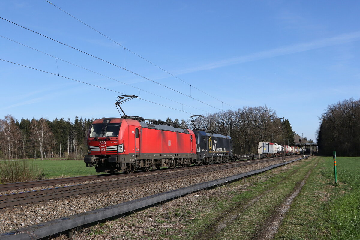 193 331 der  500. Vectron  und 193 xxx von  Mercitalia  waren mit einem 2KLV  am 20. Mrz 2024 bei Brannenburg im Inntal in Richtung Kufstein unterwegs.