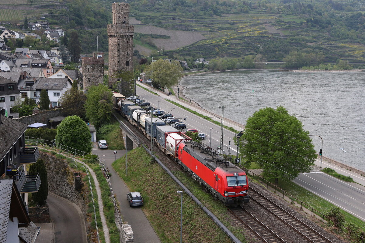 193 332 mit einem Containerzug am 3. Mai 202 bei Oberwesel am Rhein.