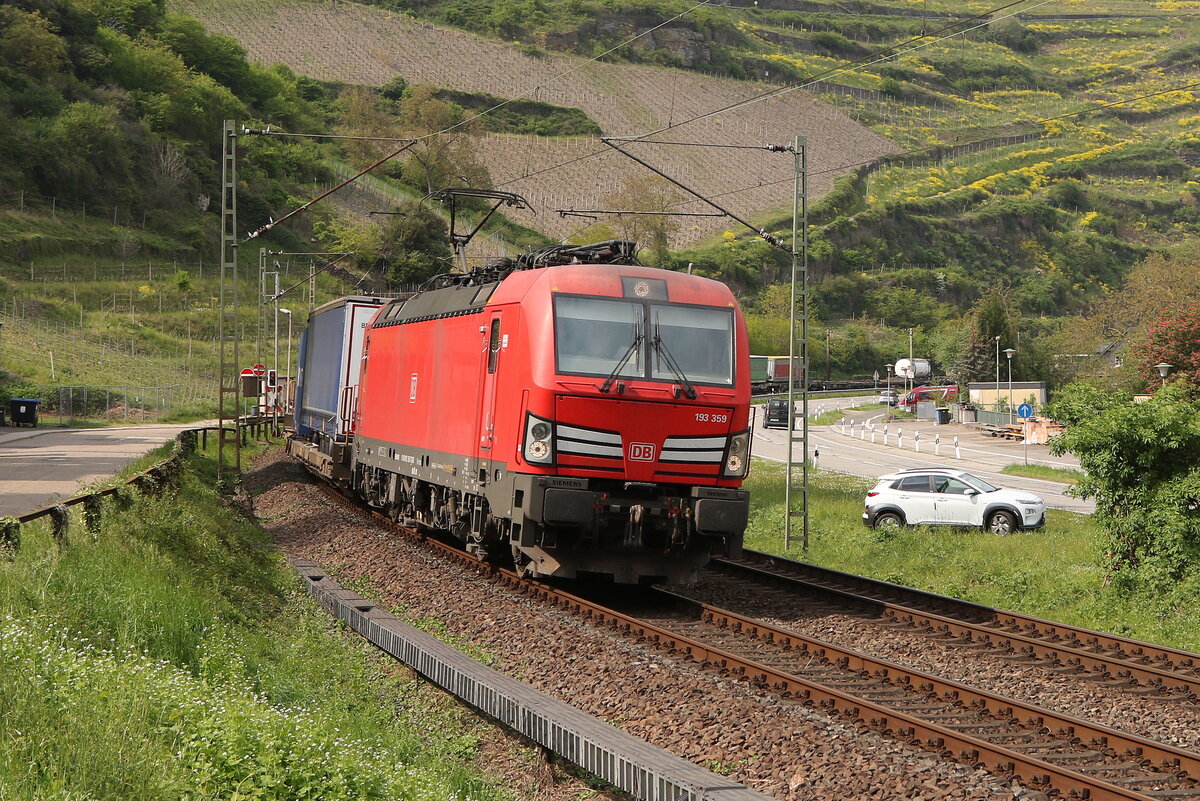 193 359 mit einem  KLV  am 4. Mai 2022 bei Oberwesel am Rhein.