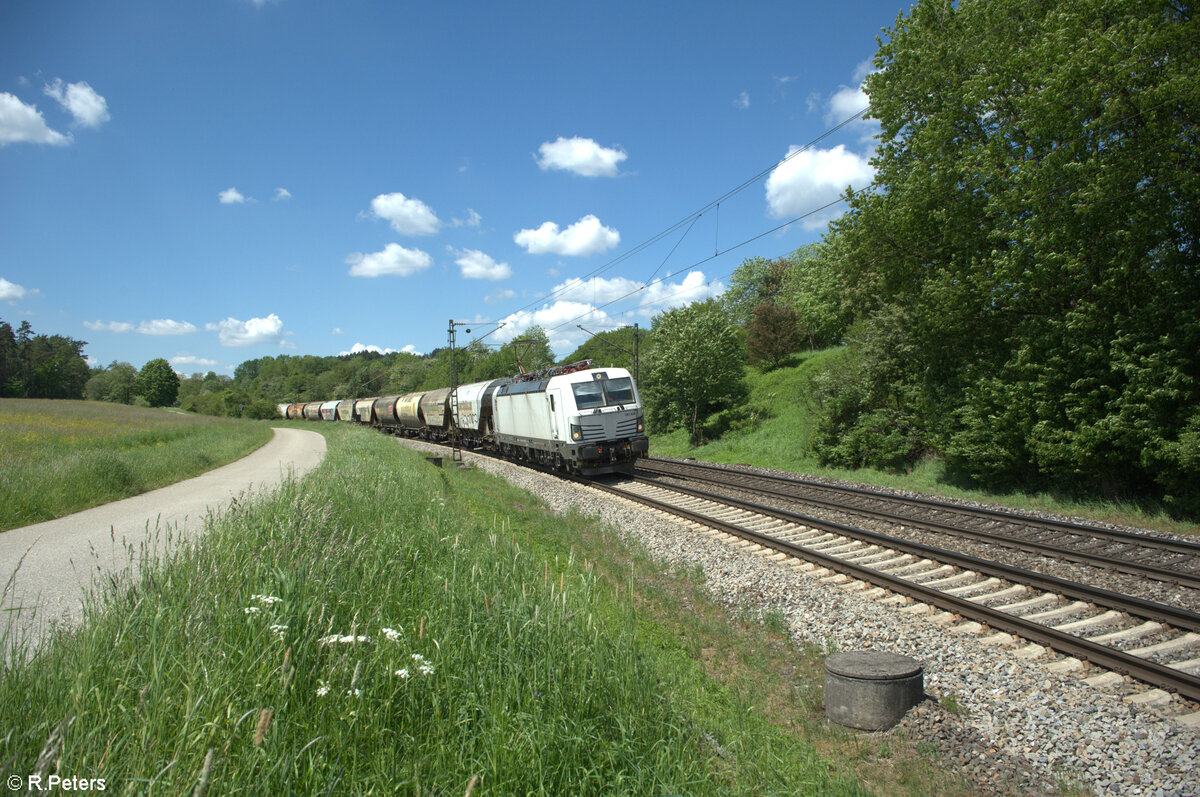 193 429-8 zieht mit einem Getreidezug bei Pölling in Richtung Regensburg. 14.05.24