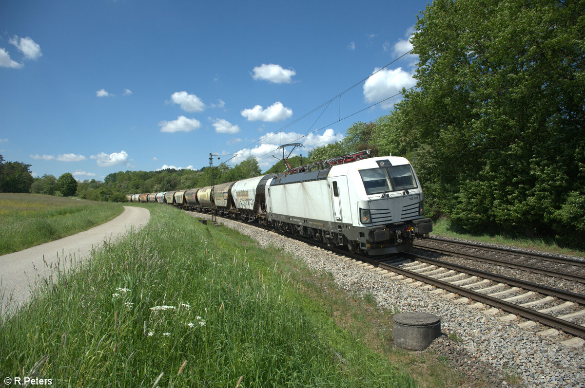 193 429-8 zieht mit einem Getreidezug bei Pölling in Richtung Regensburg. 14.05.24