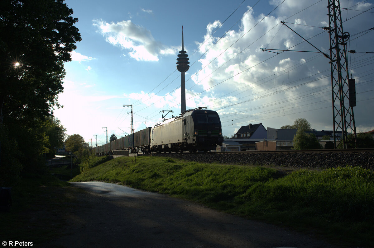 193 498-3 mit einem Containerzug in Nürnberg Hohe Marter. 18.04.24