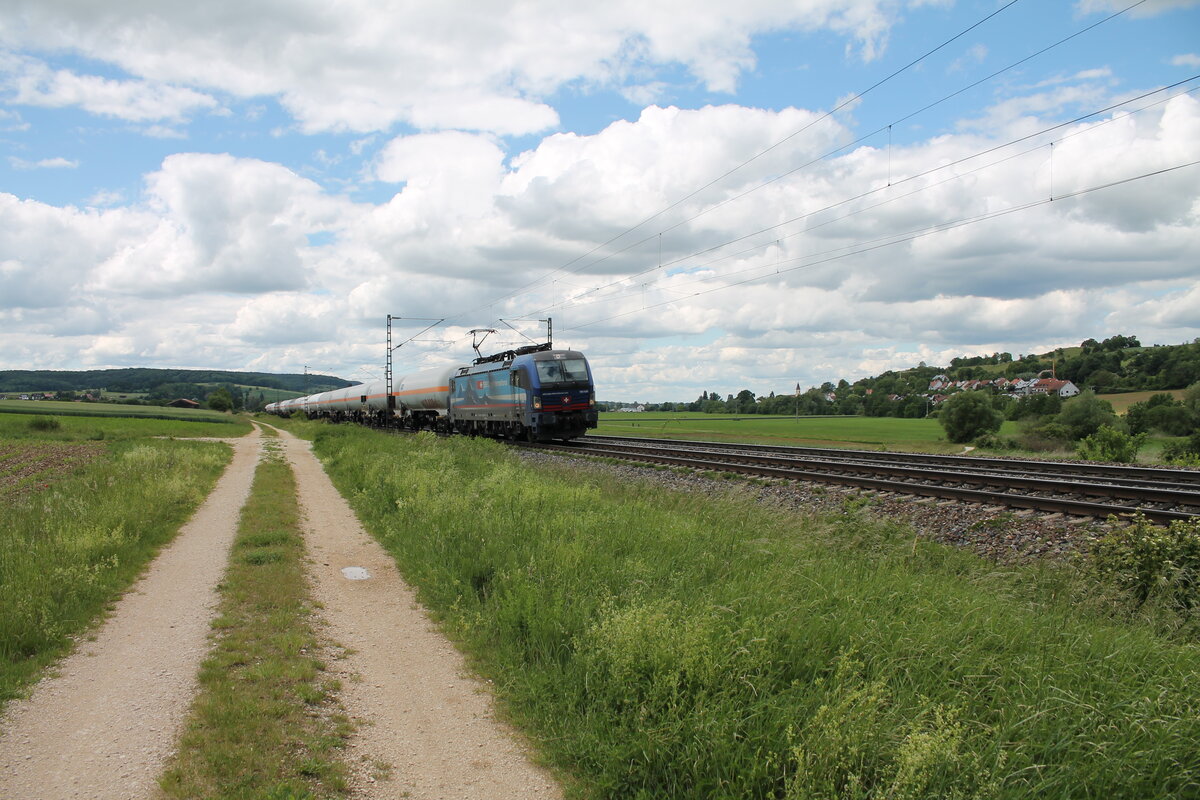 193 528 zieht kurz vor Treuchtlingen ein Gaskesselzug in Richtung Süden. 28.05.24