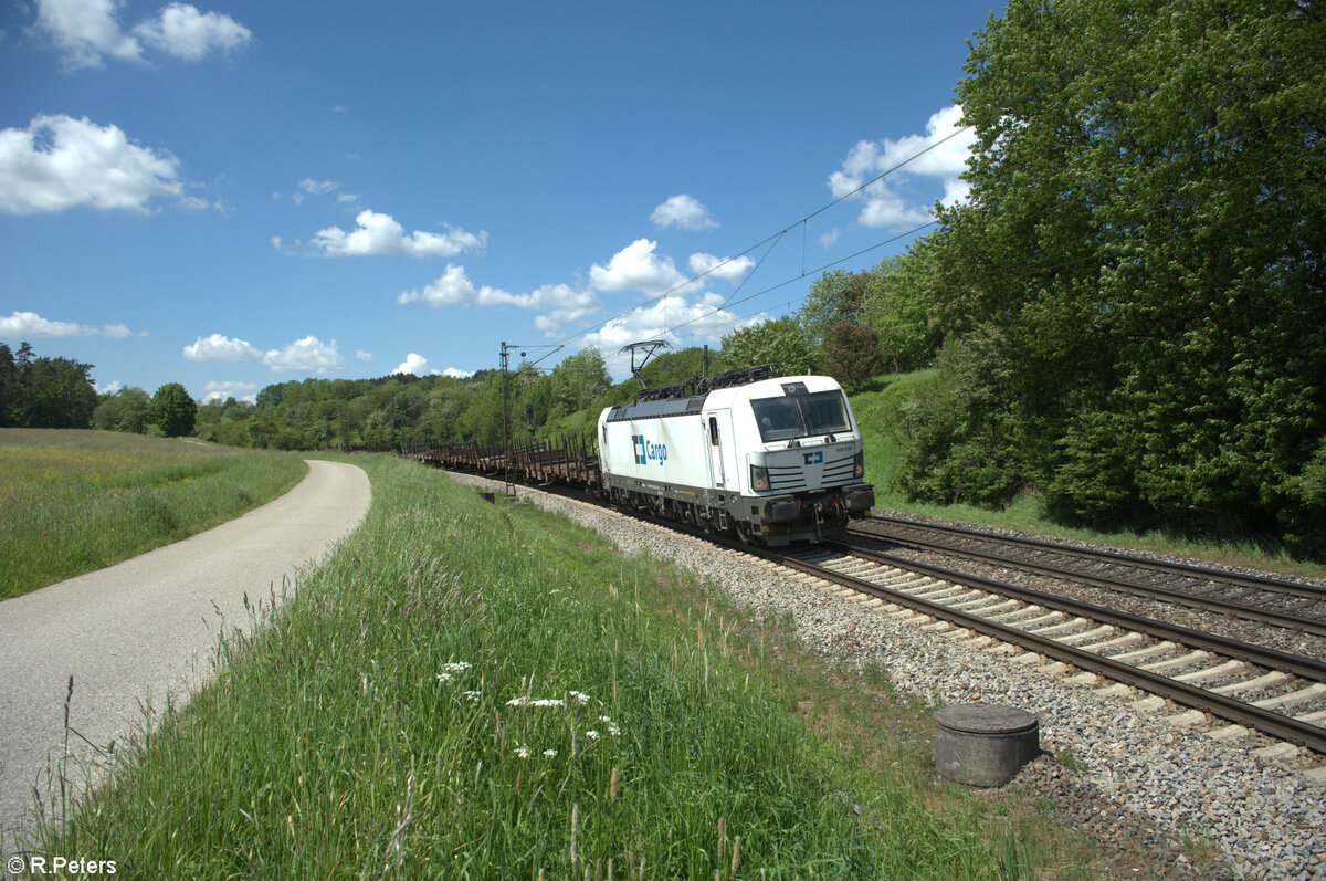 193 568 zieht mit einem Flachwagen Zug bei Pölling in Richtung Regensburg. 14.05.24