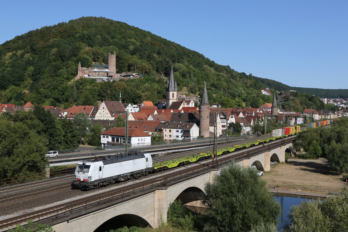 193 598 mit einem sehr schwach beladenem Containerzug am 8. August 2022 bei Gemnden.