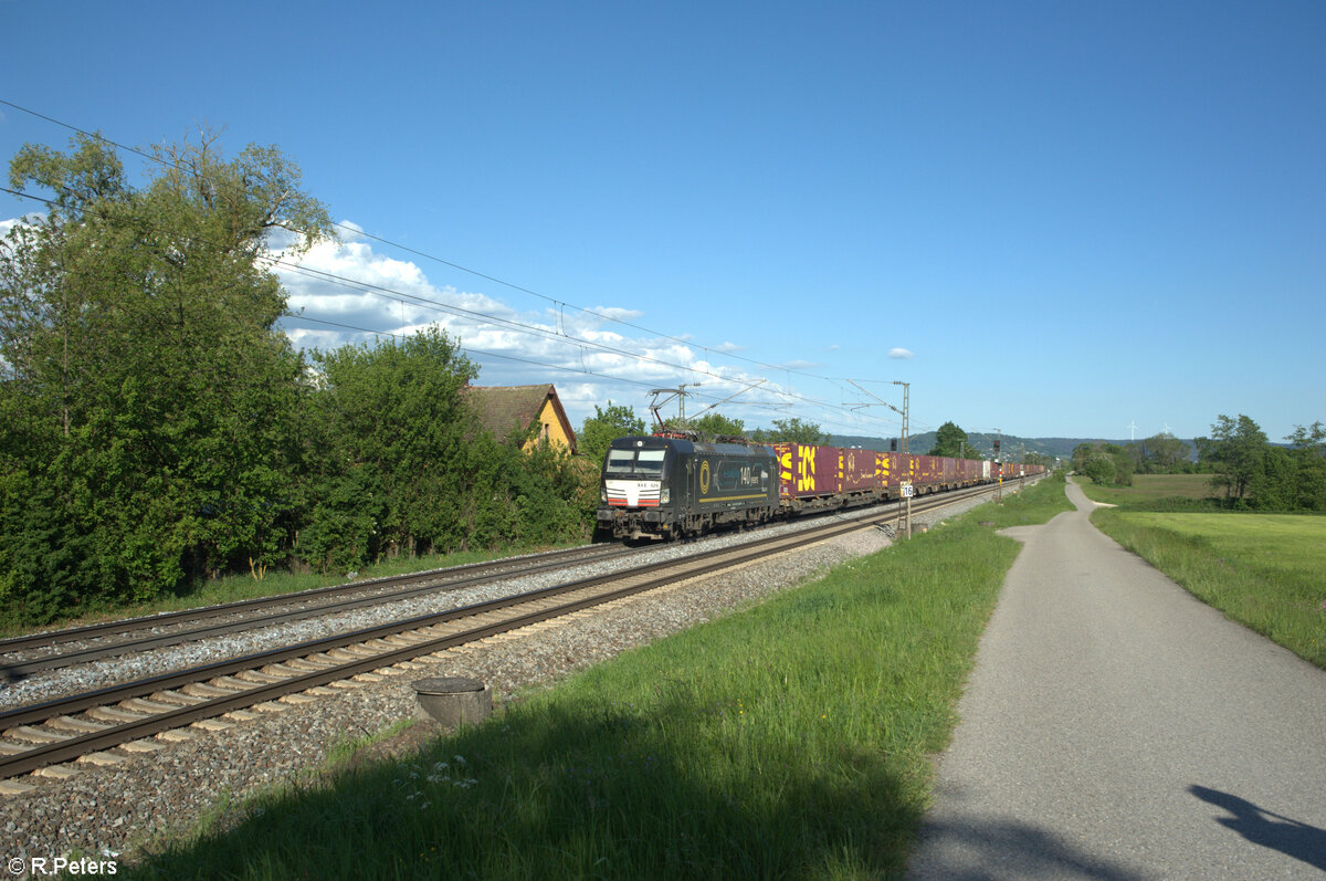 193 626-9  140 years E-Mobility  zieht mit einem ECS Container bei Pölling vorbei. 14.05.24