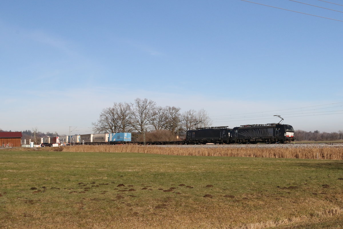 193 662 und 189 930 waren am 12. Januar 2020 mit dem  Ekol  bei Bernau am Chiemsee in Richtung Salzburg unterwegs.