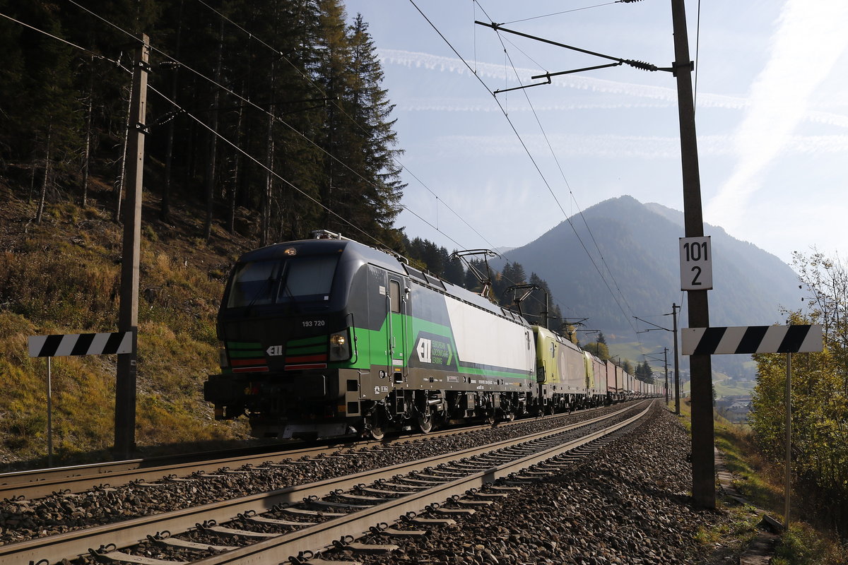 193 720, 193 xxx und 193 557 waren am 16. Oktober 2018 bei St. Jodok in Richtung Innsbruck unterwegs.