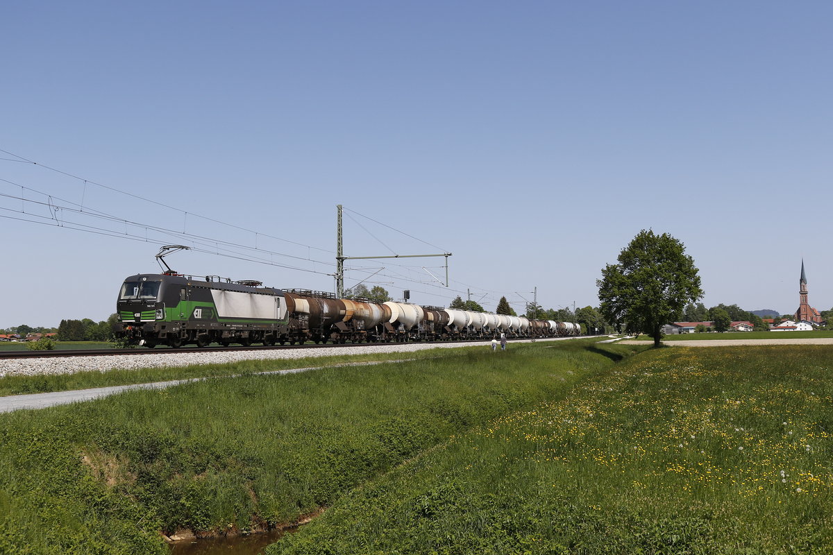 193 721 mit einem  Knick-Kesselwagenzug  aus Salzburg kommend am 6. Mai 2018 bei bersee am Chiemsee.