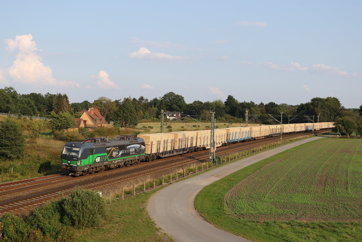 193 728 von  ELL  mit einem Holzzug am 31. August 2019 bei Langwedel.