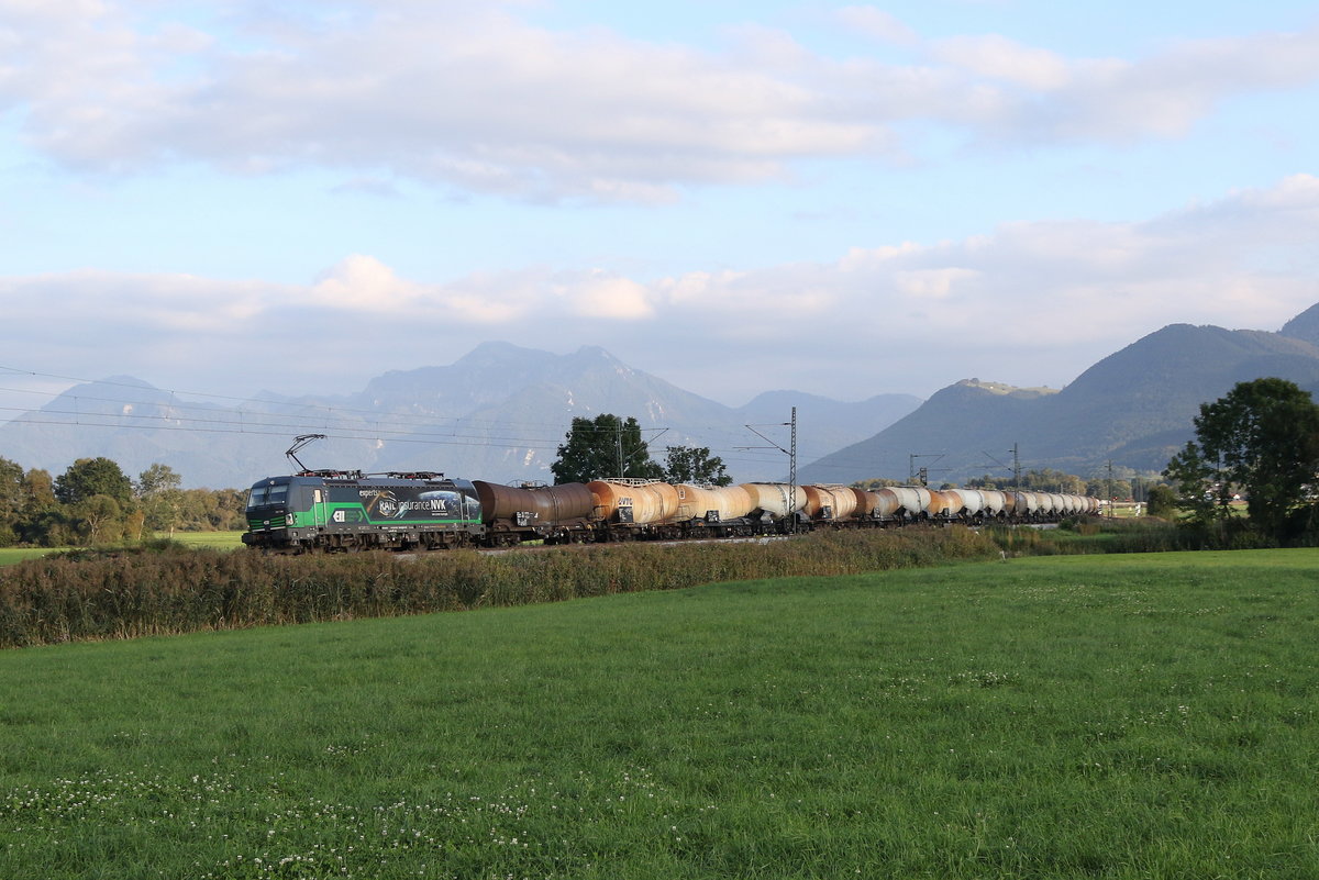 193 728 mit einem Kesselwagenzug am 19. September 2019 bei Bernau am Chiemsee.