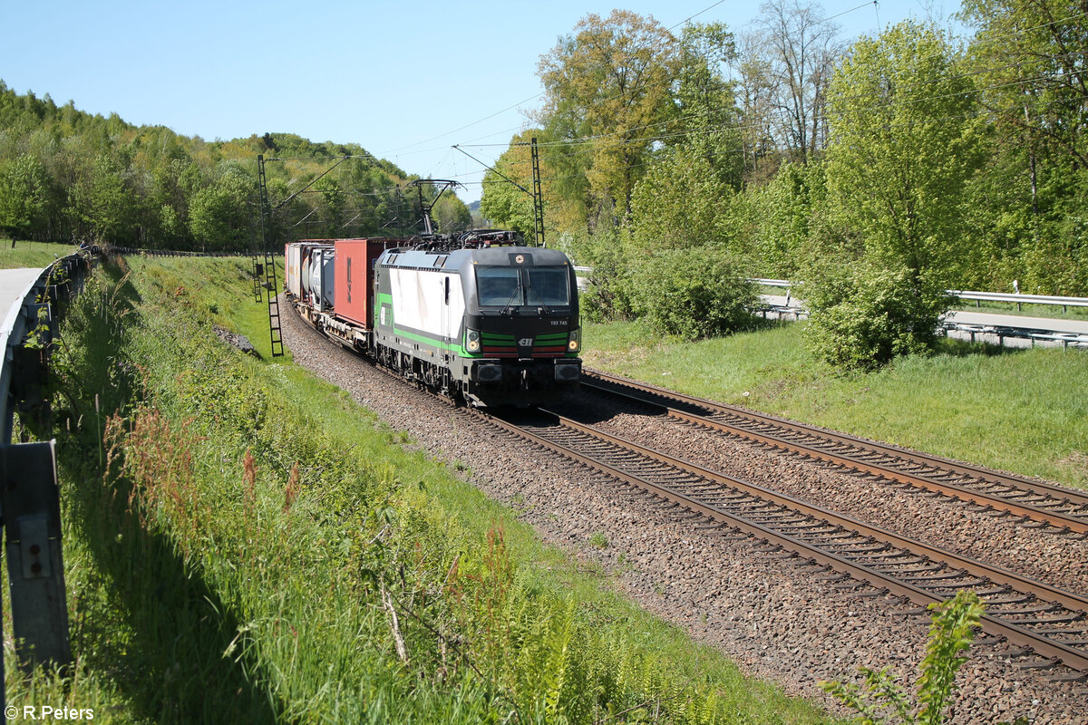 193 745-7 mit ein KLV Zug bei Hausach in Richtung Passau. 27.04.24