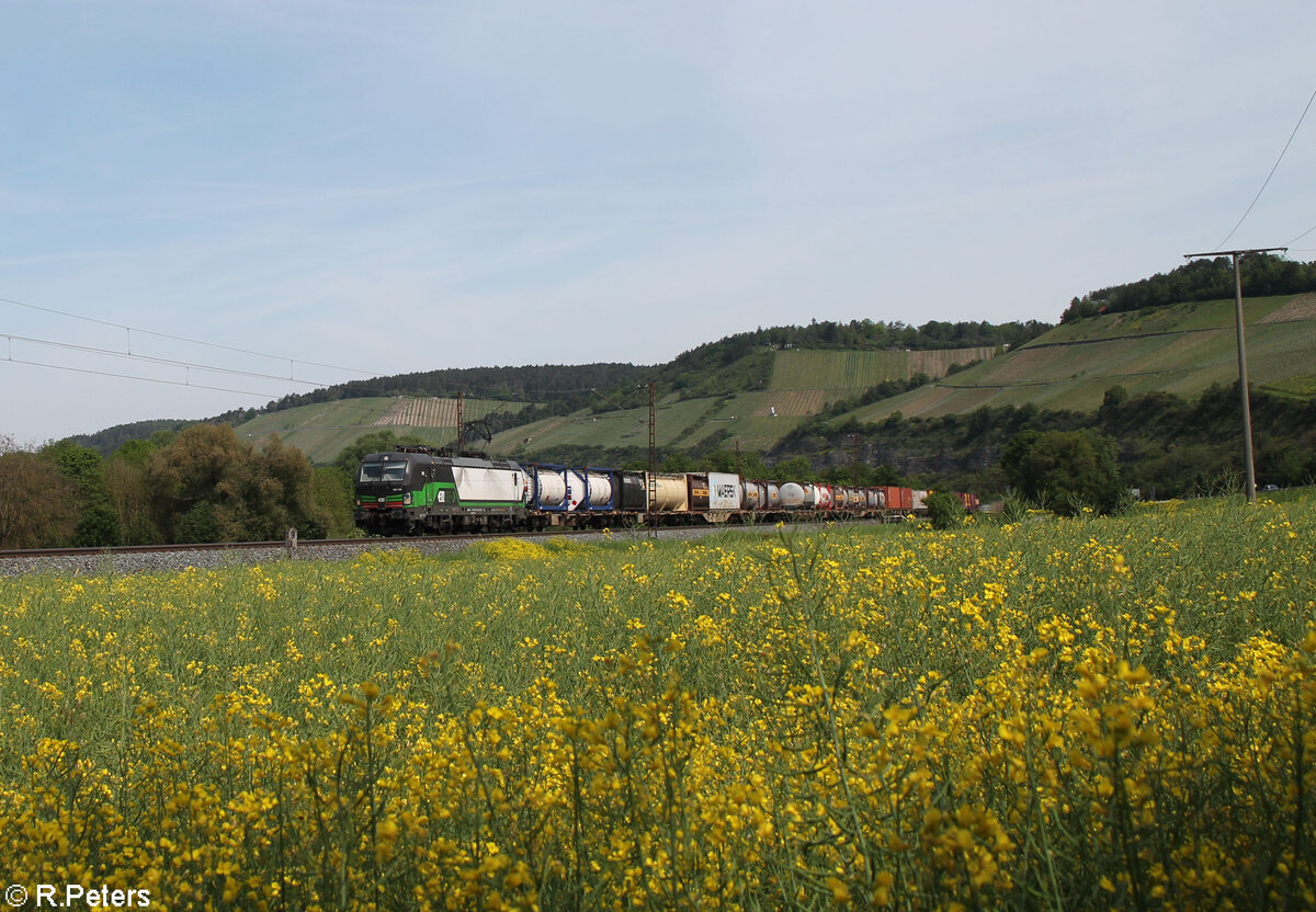 193 745-7 mit einem KLV-Zug bei Himmelstadt gen Süden. 11.05.24