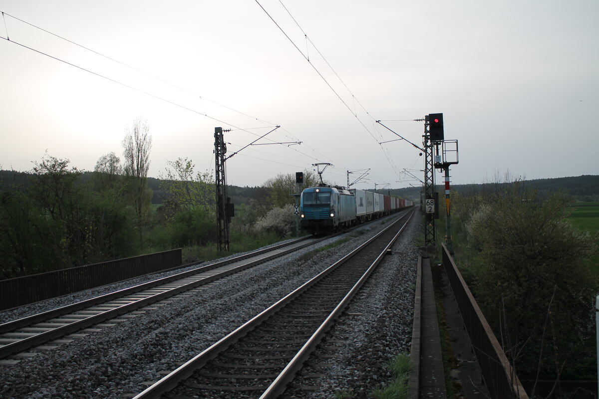 193 753-1 RUSHH Roland mit Containerzug bei Pölling. 07.04.24