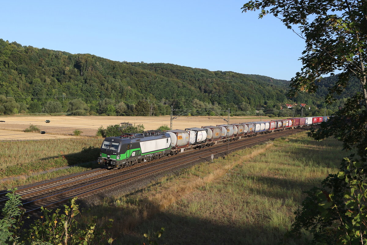 193 760 von  ELL  mit einem  KLV  aus Gemnden kommend am 6. August 2022 bei Harrbach.