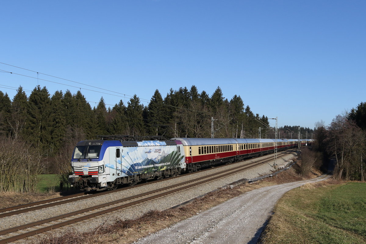 193 773  150 Jahre Brennerbahn  war am 2. Januar 2020 bei Grabensttt im Chiemgau mit dem  AKE-Rheingold  auf der Rckfahrt vom Wrthersee nach Dortmund.