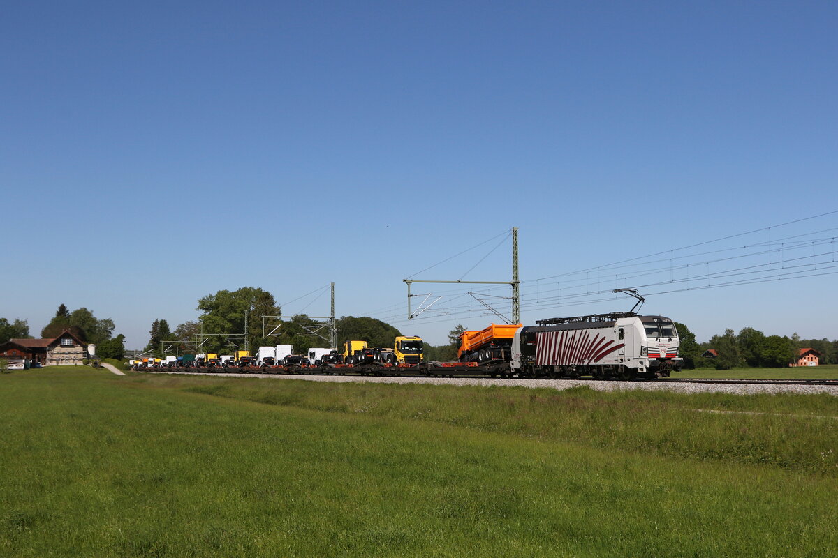 193 775 mit  LKW-Zugmaschinen  aus Mnchen kommend am 1. Juni 2021 bei bersee.