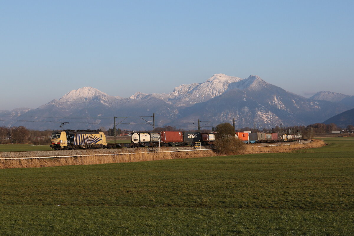 193 777 auf dem Weg nach Mnchen am 4. April 2022 bei Bernau am Chiemsee.