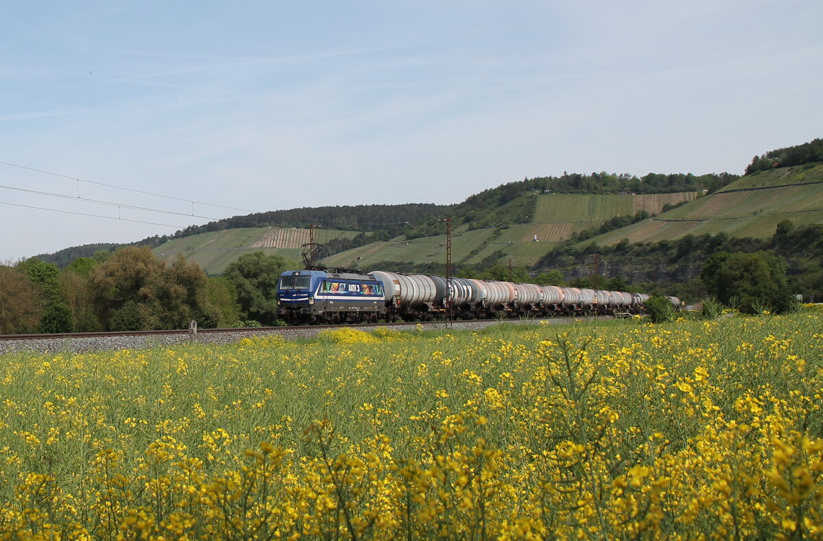 193 793  RATH  mit einem Kesselzug bei Himmelstadt gen Süden. 11.05.24