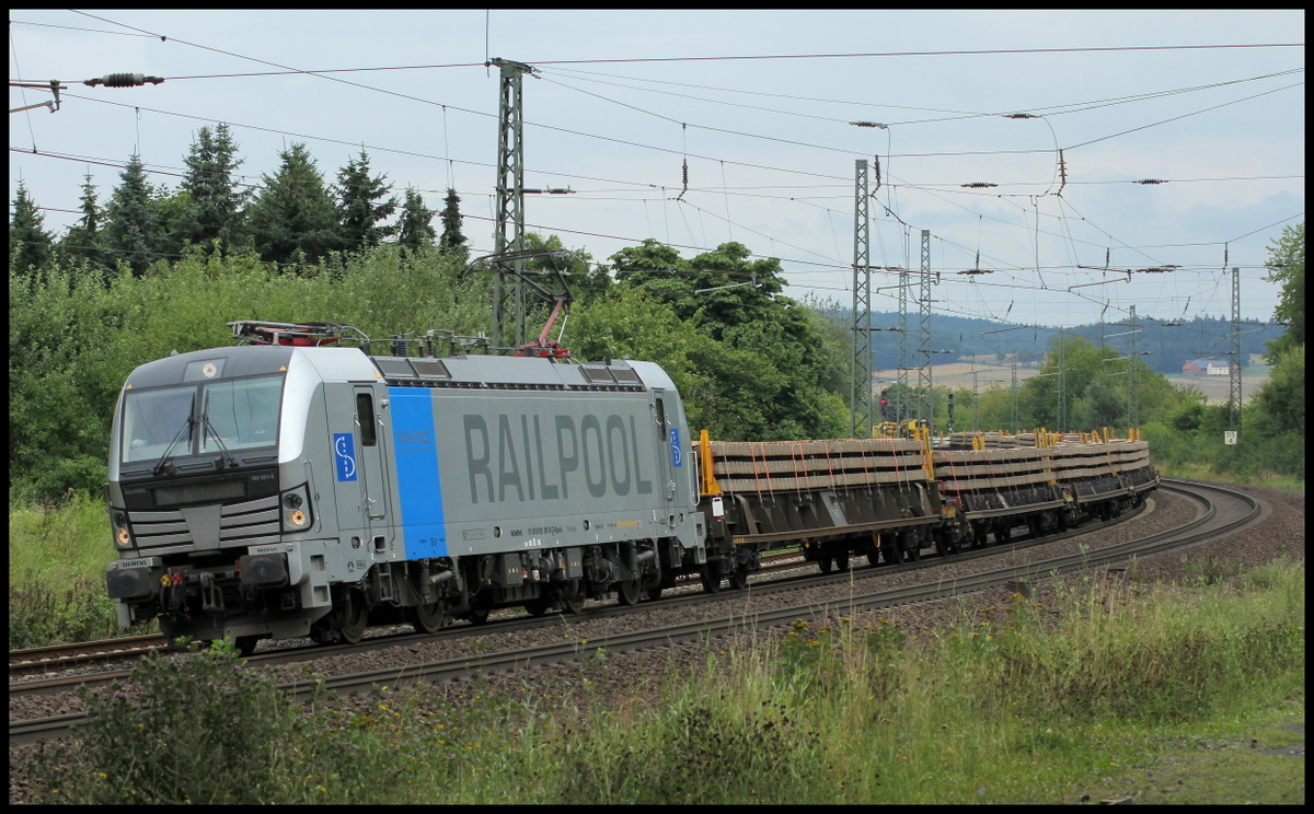 193 801 Spitzke/Railpool mit langem Bauzug am 08.08.13 in Gtzenhof